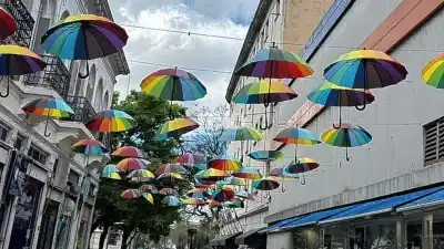 El cielo de paraguas de la Peatonal perdió una docena de piezas: ¿vandalismo o algo más?