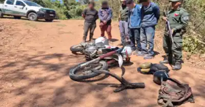 Dos motociclistas esquivaban los controles por un sendero salteño: las mochilas los delataron