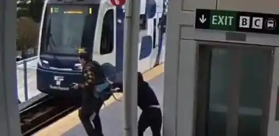 Un hombre es empujado hacia las vías del tren en plena estación y logra salvarse en el último instante
