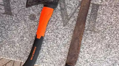 Entró a un edificio con un machete y un hacha: los vecinos no lo dejaron salir