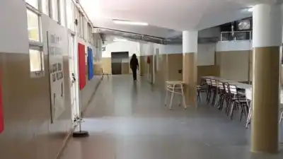 Un alumno llevó un arma a la Escuela N° 69 de Caleta Olivia y la directora tuvo que quitársela