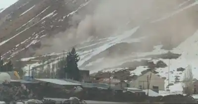 El video que muestra cómo las lluvias hicieron caer la montaña en Puente del Inca