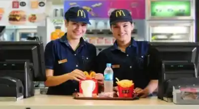 Revelan los pasos secretos para conseguir tu primer empleo en una cadena de comida rápida