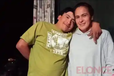 Lo encontraron tirado en la calle, está grave y su familia no se cree la versión del golpe