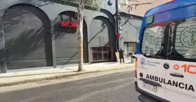 Colocaba parlantes en un bar del centro y terminó tendido en el piso: qué pasó con el arnés