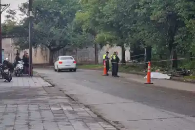 Chocó contra el cordón y murió en el Chivero: investigan si escapaba de motochorros