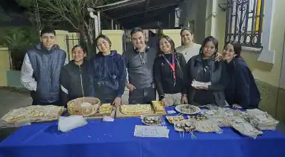 Venden panchos y miel para un viaje de egresados: apareció una fundación y cambió el plan