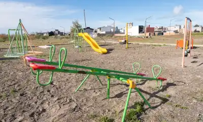 Puerto Rawson: los vecinos pidieron juegos para la plaza y la Municipalidad sumó tres nuevos