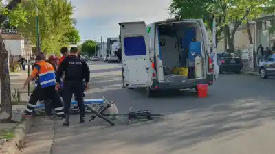 Iba en bicicleta por la esquina de calles 6 y 9 y terminó en el hospital