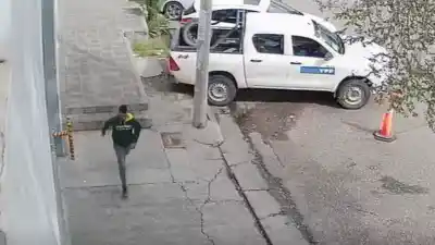 Intentó abrir una Kangoo en pleno centro de Neuquén: el video muestra la maniobra que casi nadie nota