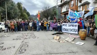 Escrache en San Martín de los Andes: los jueces de la Corte se encerraron en el hotel