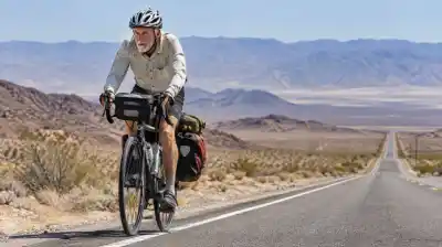 A los 85 años salió de su casa en bici y 44 días después llegó al otro océano