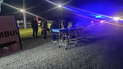 Derraparon en la banquina del Acceso Norte y terminaron internados