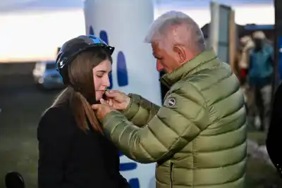 Poggi llevó las bicis de TuBi a La Vertiente y los chicos ya las usan, pero hay un detalle en el casco que pocos miran