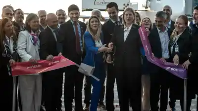 El avión más grande que operará en Argentina ya une Rosario con Madrid: quién bajó primero