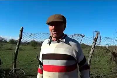 A los 90 años vive solo en el monte entrerriano: sin luz, sin agua y con una bici rota