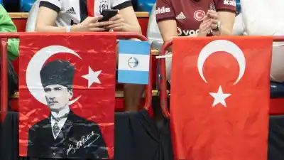 Un simpatizante turco desplegó una bandera en el Ruca Che y el Gobierno de Neuquén terminó reunido con la comunidad armenia