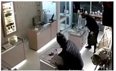 La jueza los indagó por el robo a la joyería Valenza y los dos sospechosos tomaron una decisión que estira el misterio