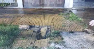 La vereda que ya no los deja entrar ni a su propio garaje