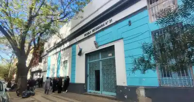 Una maestra terminó con la muñeca fracturada y las escuelas de la Región amanecieron vacías