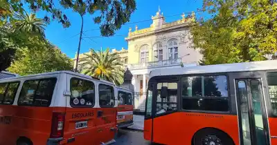 El transporte escolar se queda sin combis: la cuenta que no cierra en La Plata