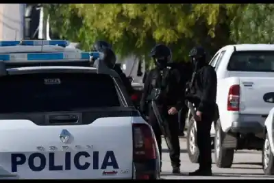 Le tiró una piedra a su expareja, le robó la moto y ahora lo buscan en Frías