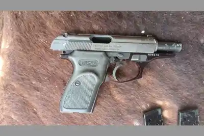 Un jubilado echó a su pareja y a la hija de ella, pero la policía le encontró algo en la cintura