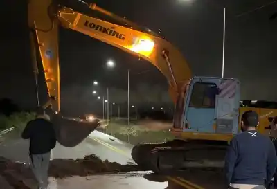 La calzada comenzó a agrietarse y el tránsito está totalmente cortado: el operativo urgente para evitar un colapso mayor
