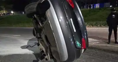 El auto volcó en Circunvalación y Palliere: un joven de 23 años quedó atrapado adentro