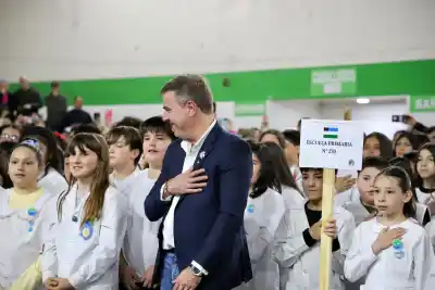 El Bolsón: 438 chicos prometieron la Bandera y un intendente se sumó con un gesto inédito