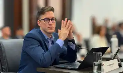 Posadas: se fue de vacaciones en plena sesión y ahora quieren que le descuenten el sueldo