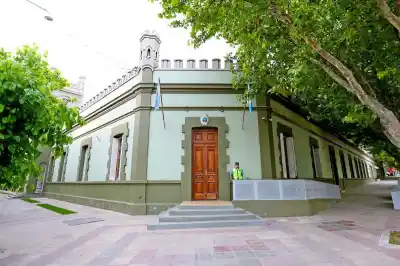 Estaba de licencia médica, pero sus propios mensajes la delataron: terminó cesanteada
