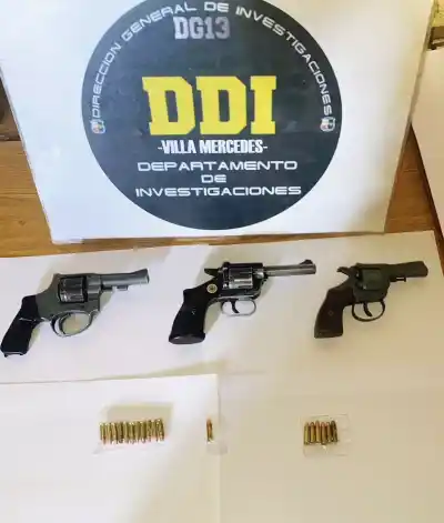 Lo vieron ofrecer dos revólveres por redes y la Policía terminó encontrando algo más