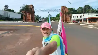 Un exgendarme de 59 años arranca mil kilómetros con la bandera rosa: dónde termina