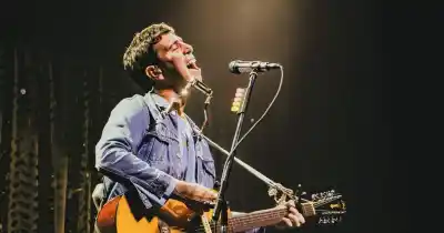 Mateo Sujatovich deja la banda a un costado y sorprende en La Plata: "Es lo más íntimo que tiene el proyecto"