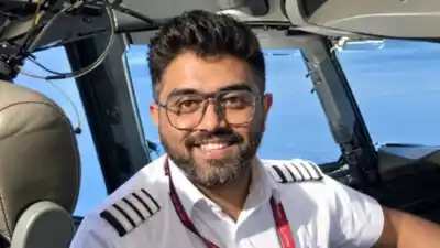 Lo apuñalaron en pleno vuelo, pero abrió la puerta y los pasajeros entraron a la cabina