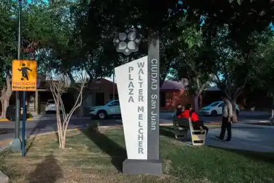 La plaza de un barrio histórico de San Juan estrenó un material que casi no se ve en obras públicas