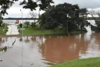 El río Uruguay no da tregua en Corrientes: la marca que inquieta a seis localidades