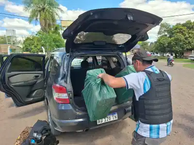 Un llamado anónimo destapó la descarga en plena calle: 13 cajas de cigarrillos sin aval aduanero