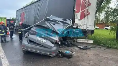 Iba a Buenos Aires por la Autovía 2 y el viaje terminó contra un camión: uno murió y el otro pelea por su vida