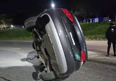 Volcó su Audi en Circunvalación y Palliere: el joven de 23 años no logró salir del auto