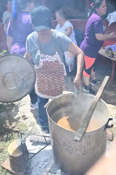 El barrio San Jorge cocinó cinco ollas para espantar al Karaí: qué había adentro