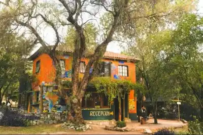 Un hostel de Merlo busca viajeros: cinco horas por día y una recompensa que pocos esperan