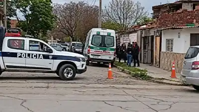Buscó a su hermano dos días y lo halló sin vida al mirar por la ventana