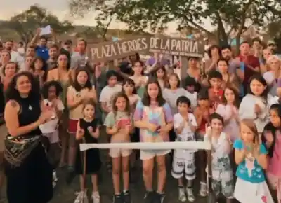 En Vaqueros simularon inaugurar una plaza que todavía no existe y el motivo indigna