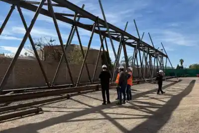 Llevan décadas cruzando el río a caballo: la pasarela que esperan desde 1992 ya tiene fecha