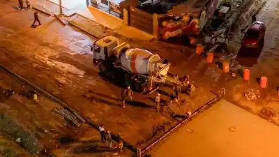 Pavimentan la Colectora Sur: 40.000 kilos de cemento en una sola noche