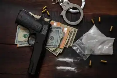 Ofrecía revólveres por redes y la Policía terminó encontrando algo más en su casa