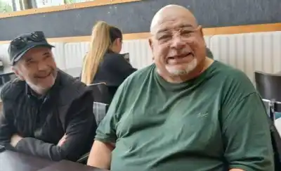 Rolly Serrano se sentó en una confitería de Santa Rosa y la escena se llenó de vecinos