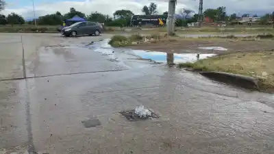 Miles de litros de agua se pierden en Palpalá y ya complican a los autos en la Ruta 66